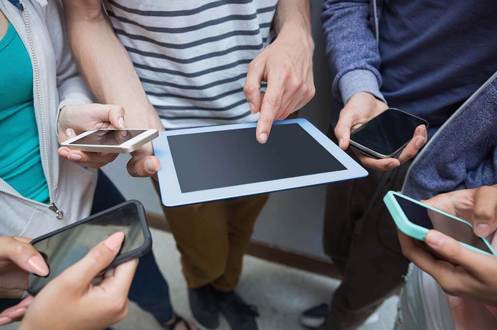 Schüler*innen mit Tablet und Smartphones