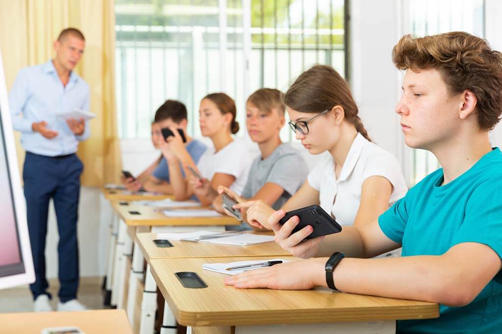 Schüler und Lehrer mit digitalen Formularen im Unterricht - Interaktive PDF-Formulare im Schulwesen - Bildungsinitiative Pankow e.V.